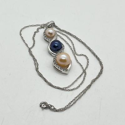 LOT 48: 10K White Gold Pearl and Diamond Pendant on 18" 10K Thin Chain - 3.3 GTW