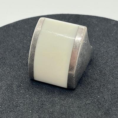 LOT 49: Sterling Silver Chunky Milky Quartz Statement Ring Size 7- 21.2 GTW