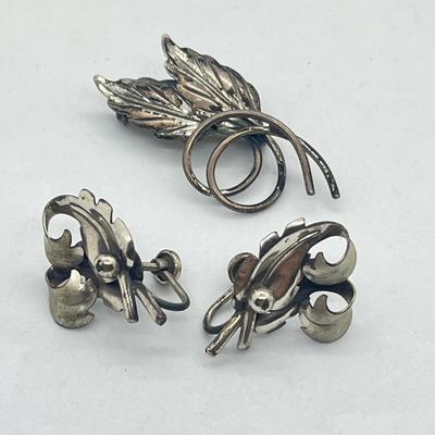 LOT 56: Vintage Sterling Silver Pin and Screwback Earrings- 10.4 GTW