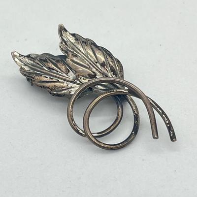 LOT 56: Vintage Sterling Silver Pin and Screwback Earrings- 10.4 GTW