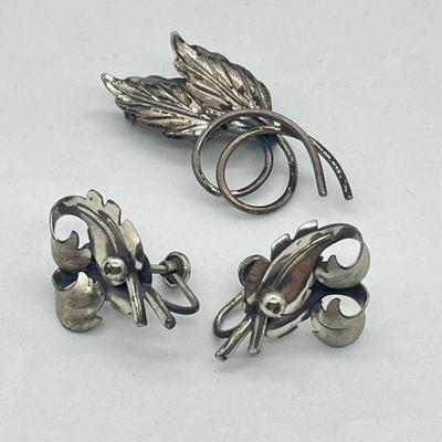 LOT 56: Vintage Sterling Silver Pin and Screwback Earrings- 10.4 GTW
