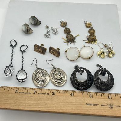 LOT 59: Vintage Earring Collection