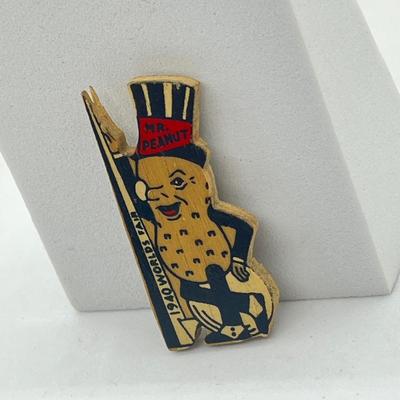 LOT 61: Adorable Vintage 1940 World's Fair Mr. Peanut Pin