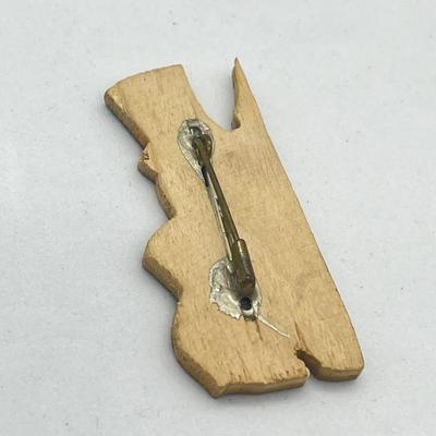 LOT 61: Adorable Vintage 1940 World's Fair Mr. Peanut Pin