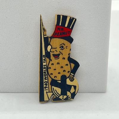 LOT 61: Adorable Vintage 1940 World's Fair Mr. Peanut Pin