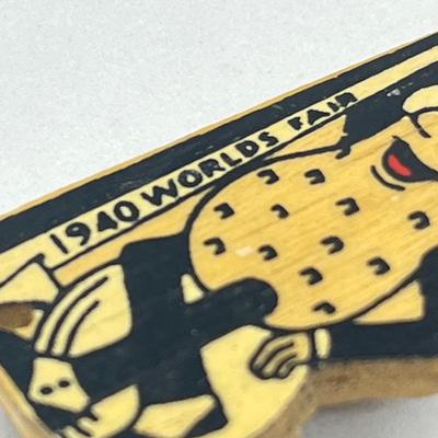 LOT 61: Adorable Vintage 1940 World's Fair Mr. Peanut Pin