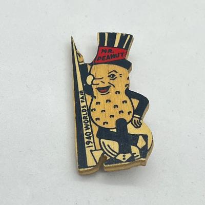 LOT 61: Adorable Vintage 1940 World's Fair Mr. Peanut Pin