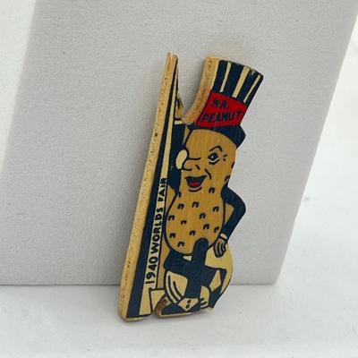 LOT 61: Adorable Vintage 1940 World's Fair Mr. Peanut Pin