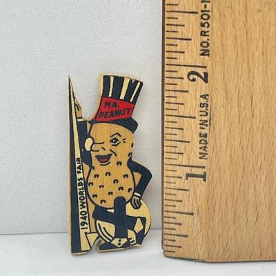 LOT 61: Adorable Vintage 1940 World's Fair Mr. Peanut Pin
