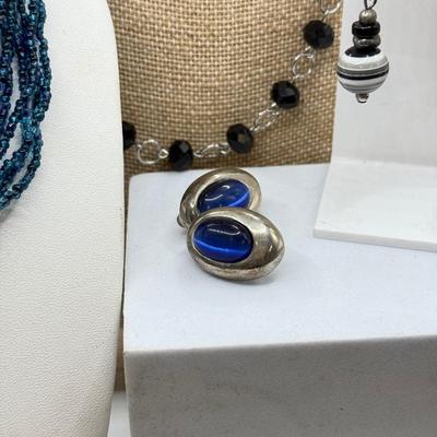 LOT 116: Costume Jewelry: Necklaces & Earrings