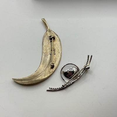 LOT 120: Collection of Silvertone Jewelry: Earrings & Brooches