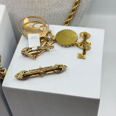 LOT 185: Goldtone Jewelry Collection
