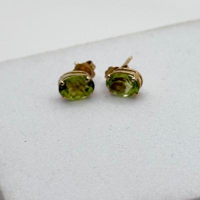 LOT 186: 14kt Gold Tennis Racket Pendant & Peridot Pierced Earrings (3.1g)