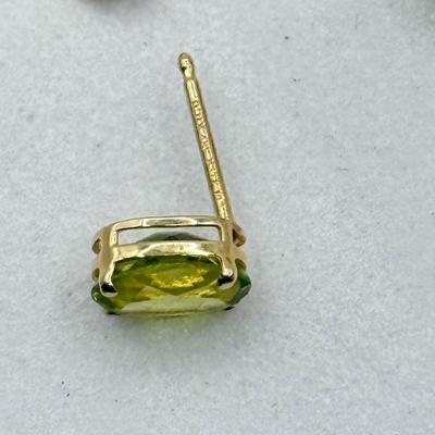 LOT 186: 14kt Gold Tennis Racket Pendant & Peridot Pierced Earrings (3.1g)