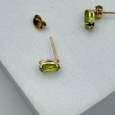 LOT 186: 14kt Gold Tennis Racket Pendant & Peridot Pierced Earrings (3.1g)