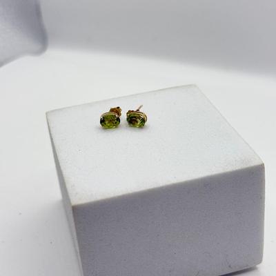 LOT 186: 14kt Gold Tennis Racket Pendant & Peridot Pierced Earrings (3.1g)