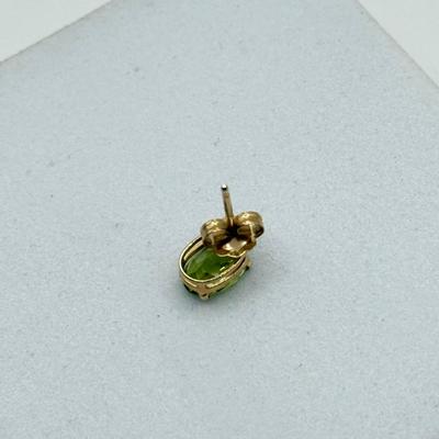LOT 186: 14kt Gold Tennis Racket Pendant & Peridot Pierced Earrings (3.1g)