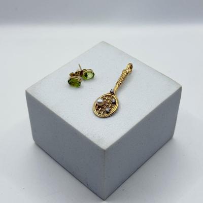 LOT 186: 14kt Gold Tennis Racket Pendant & Peridot Pierced Earrings (3.1g)