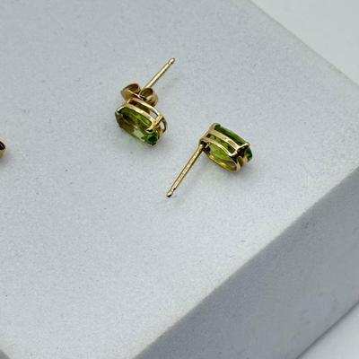 LOT 186: 14kt Gold Tennis Racket Pendant & Peridot Pierced Earrings (3.1g)