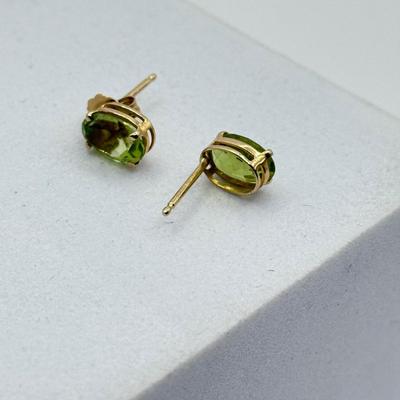 LOT 186: 14kt Gold Tennis Racket Pendant & Peridot Pierced Earrings (3.1g)