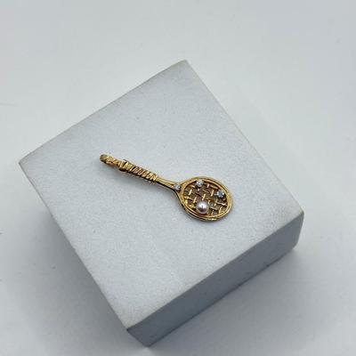 LOT 186: 14kt Gold Tennis Racket Pendant & Peridot Pierced Earrings (3.1g)