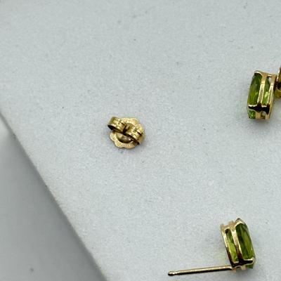LOT 186: 14kt Gold Tennis Racket Pendant & Peridot Pierced Earrings (3.1g)