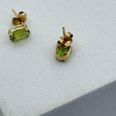 LOT 186: 14kt Gold Tennis Racket Pendant & Peridot Pierced Earrings (3.1g)