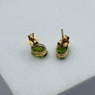 LOT 186: 14kt Gold Tennis Racket Pendant & Peridot Pierced Earrings (3.1g)