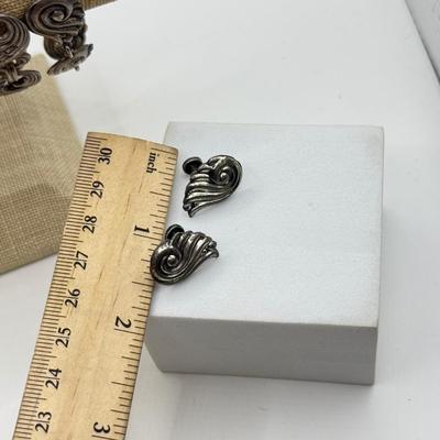 LOT 188: Sterling Silver Bracelets & Screw Back Earrings (29.18g)