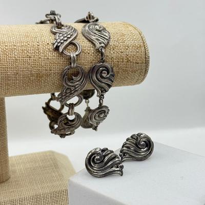 LOT 188: Sterling Silver Bracelets & Screw Back Earrings (29.18g)