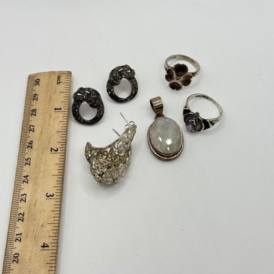 LOT 190: Sterling Silver Pendant, Rings & Earrings (29.5g)