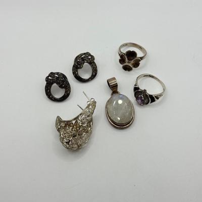 LOT 190: Sterling Silver Pendant, Rings & Earrings (29.5g)