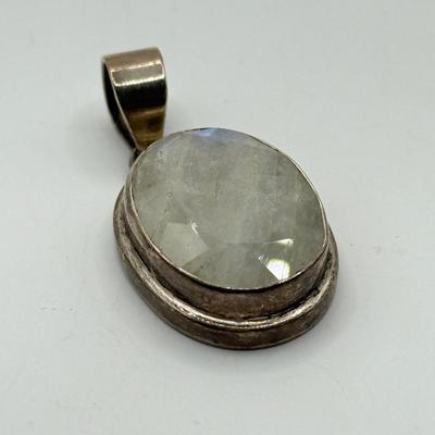 LOT 190: Sterling Silver Pendant, Rings & Earrings (29.5g)