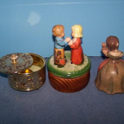 LOT 72 WONDERFUL COLLECTABLE MUSIC BOXES