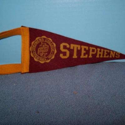 LOT 77 GREAT VINTAGE PENNANTS-SCHOOLS/PLACES