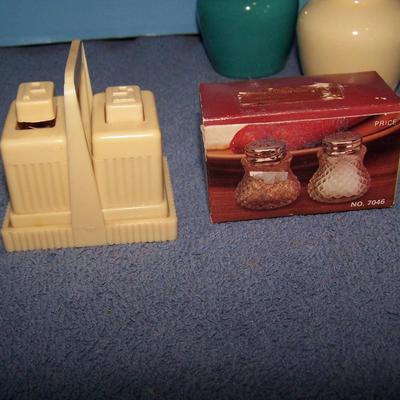 LOT 79 FAB VINTAGE SALT/PEPPER SHAKERS