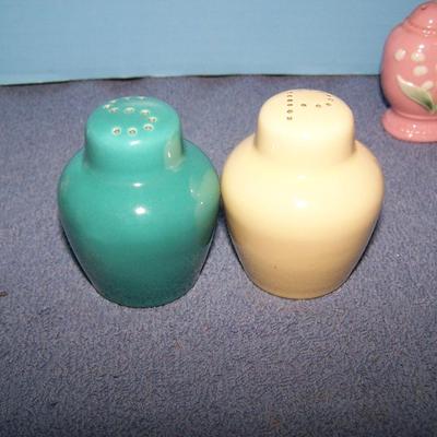 LOT 79 FAB VINTAGE SALT/PEPPER SHAKERS