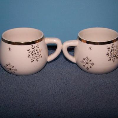 LOT 83 GREAT VINTAGE DINNERWARE