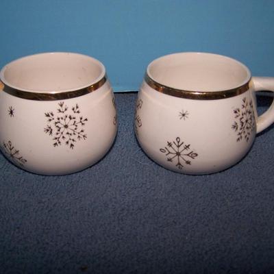 LOT 83 GREAT VINTAGE DINNERWARE