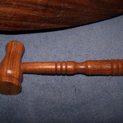 LOT 93 AMAZING VINTAGE MCM GIANT WALNUT NUT BOWL & MALLET