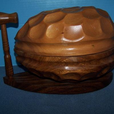 LOT 93 AMAZING VINTAGE MCM GIANT WALNUT NUT BOWL & MALLET