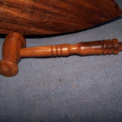 LOT 93 AMAZING VINTAGE MCM GIANT WALNUT NUT BOWL & MALLET