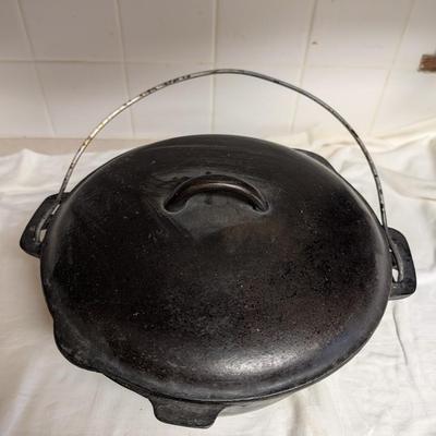 Cast iron Dutch oven 8G1 with lid, roaster frying baskets.
