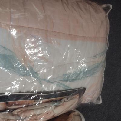 Queen Size Comforter with Throw Pillows