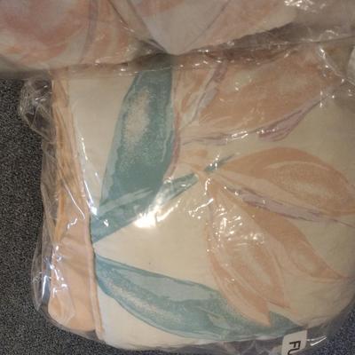 Queen Size Comforter with Throw Pillows