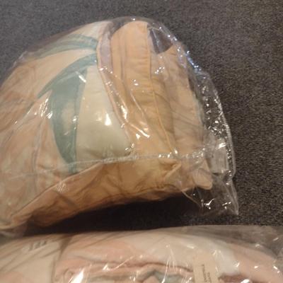 Queen Size Comforter with Throw Pillows