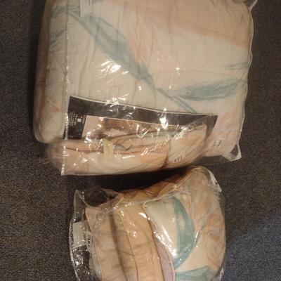 Queen Size Comforter with Throw Pillows