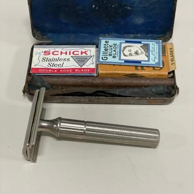 Vintage razor with blades