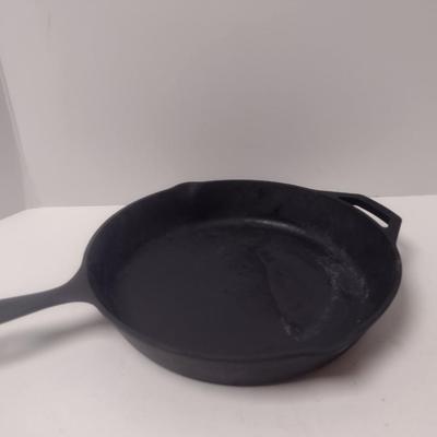 Lodge Cast Iron Skillet with Helper Handle- 12" in Diameter