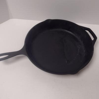 Lodge Cast Iron Skillet with Helper Handle- 12" in Diameter